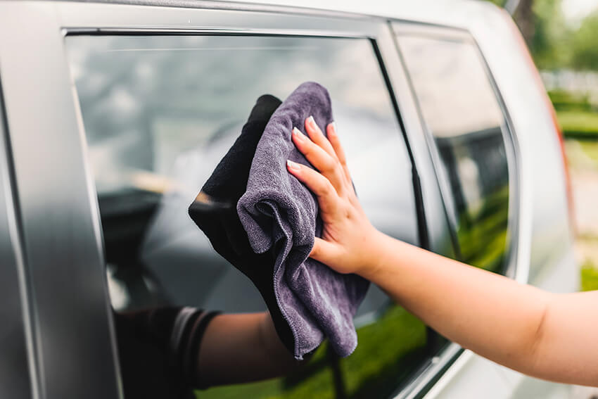 Limpar os vidros do carro sem deixar riscos.